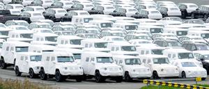 ARCHIV - 14.11.2024, Bremen, Bremerhaven: Neuwagen stehen am BLG Auto Terminal Bremerhaven. (zu dpa: «Habeck will EU-Klimastrafen für Autobauer verhindern») Foto: Sina Schuldt/dpa +++ dpa-Bildfunk +++