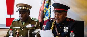 Das Oberhaupt aller Herero, Mutjinde Katjiua (li.) verliest im November 2024 in Berlin eine Erklärung.