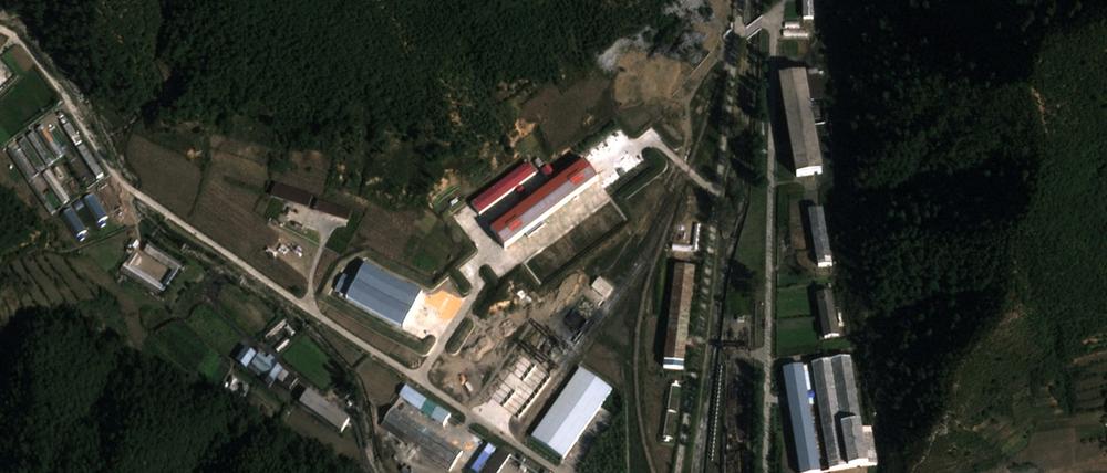Ein Satellitenbild zeigt ein sich im Bau befindliches, mutmaßliches Raketenmontagegebäude.