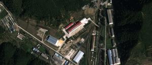 Ein Satellitenbild zeigt ein sich im Bau befindliches, mutmaßliches Raketenmontagegebäude. 