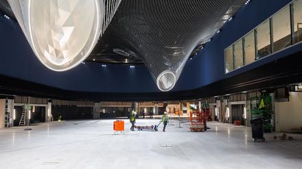 Lichtkegel ragen in den künftigen Marktplatz des Terminal 3 in Frankfurt.