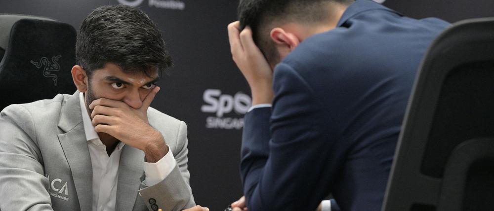 Der 18-jährige Dommaraju Gukesh (l) hat die Auftaktpartie der Schach-WM überraschend verloren. 
