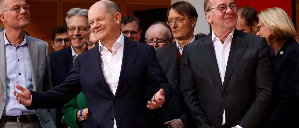 Er ist es geworden: Olaf Scholz geht für die SPD als Kanzlerkandidat ins Rennen und ist angesichts dessen bester Laune.