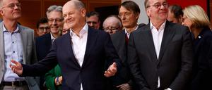 Er ist es geworden: Olaf Scholz geht für die SPD als Kanzlerkandidat ins Rennen und ist angesichts dessen bester Laune.