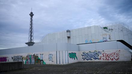 Das ICC steht als „schlummernder Riese“ neben dem Funkturm 