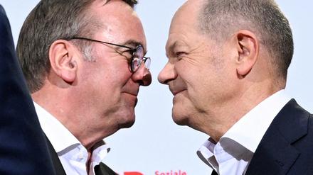 Verteidigungsminister Boris Pistorius und Kanzler Olaf Scholz bei der Verkündung von Scholz’ Nominierung zum Kanzlerkandidaten.
