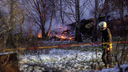 Bei dem Flugzeugabsturz wurden am Montagmorgen drei Menschen verletzt, ein Crewmitglied starb. 