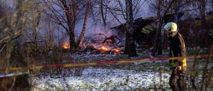 Bei dem Flugzeugabsturz wurden am Montagmorgen drei Menschen verletzt, ein Crewmitglied starb.