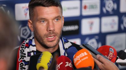 Lukas Podolski steht nach einem harten Foul in der Kritik.