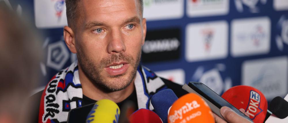 Lukas Podolski steht nach einem harten Foul in der Kritik.