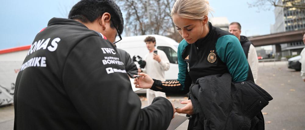 Training in Stuttgart: DFB-Kapitänin Giulia Gwinn verteilt ein Autogramm.