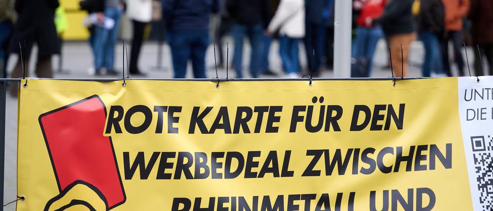 Protest vor der Westfalenhalle gegen einen Werbevertrag mit Rheinmetall.