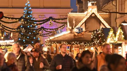 So sah es bei der Eröffnung des Potsdamer Weihnachtsmarkts „Blauer Lichterglanz“ am Montag, dem 25. November 2024, aus.