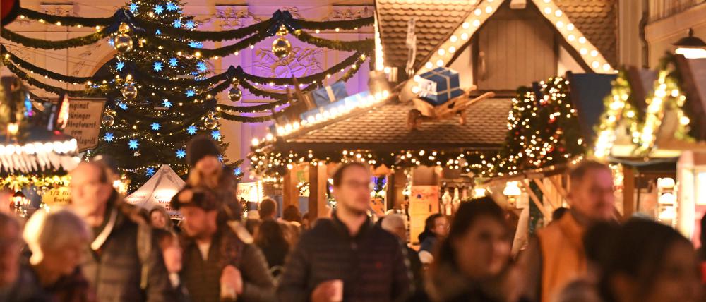 So sah es bei der Eröffnung des Potsdamer Weihnachtsmarkts „Blauer Lichterglanz“ am Montag, dem 25. November 2024, aus.