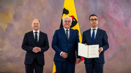 25.11.2024, Berlin: Cem Özdemir (r-l, Bündnis90/Die Grünen) wird von Bundespräsident Frank-Walter Steinmeier neben seiner bisherigen Funktion als Ernährung- und Landwirtschaftsminister zusätzlich zum Minister für Bildung und Forschung ernannt, links steht Bundeskanzler Olaf Scholz (SPD). Foto: Michael Kappeler/dpa +++ dpa-Bildfunk +++
