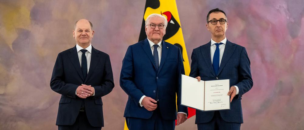 25.11.2024, Berlin: Cem Özdemir (r-l, Bündnis90/Die Grünen) wird von Bundespräsident Frank-Walter Steinmeier neben seiner bisherigen Funktion als Ernährung- und Landwirtschaftsminister zusätzlich zum Minister für Bildung und Forschung ernannt, links steht Bundeskanzler Olaf Scholz (SPD). Foto: Michael Kappeler/dpa +++ dpa-Bildfunk +++