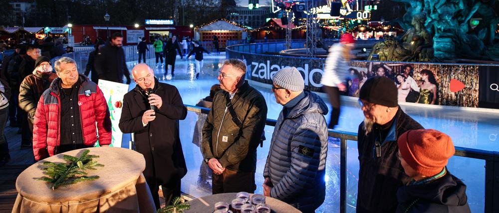 Regierungschef Wegner bei der Eröffnung des Weihnachtsmarktes direkt vor seinem Amtssitz.