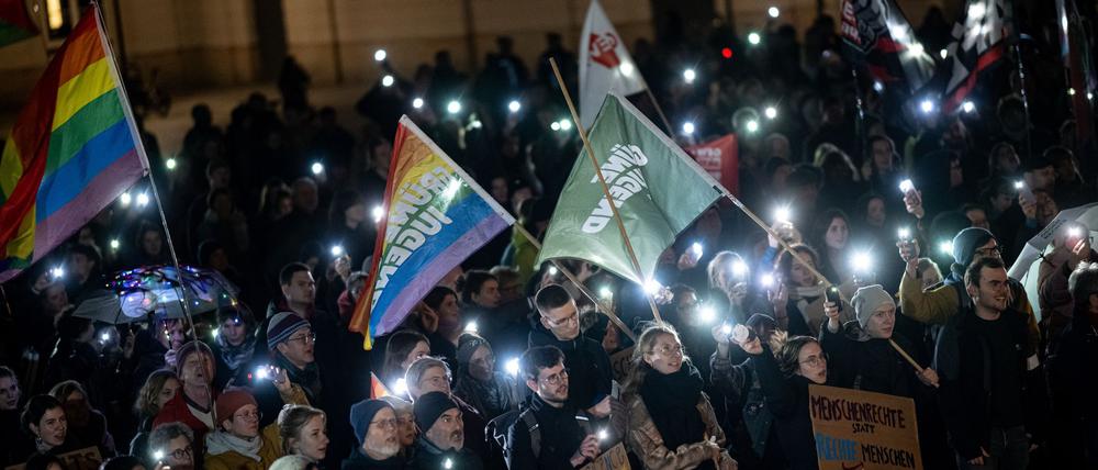 Die Demonstranten setzen ein Zeichen gegen rechts. 