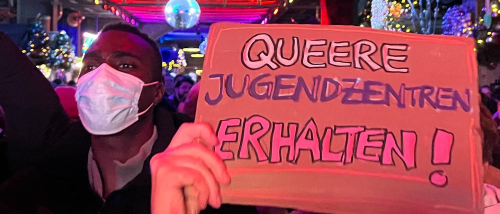 „Queere Jugendzentren erhalten“, forderte eine Demonstrantin.
