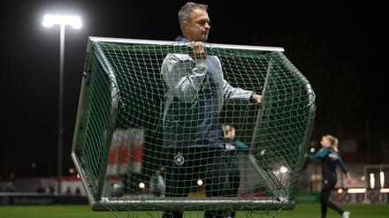 Er packt an: Bundestrainer Christian Wück blickt schon auf die EM 2025.