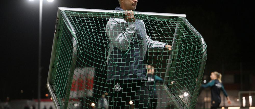 Er packt an: Bundestrainer Christian Wück blickt schon auf die EM 2025.