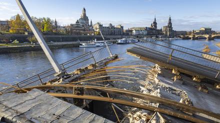 Die teileingestürzte Carolabrücke in Dresden wird abgerissen.