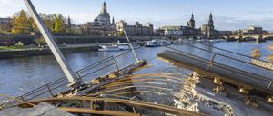 Die teileingestürzte Carolabrücke in Dresden wird abgerissen.