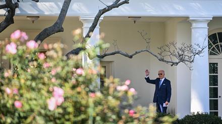 US-Präsident Joe Biden geht durch den Rosengarten in Richtung Oval Office, bevor er die Nationalen Thanksgiving-Truthähne Peach und Blosson während einer Veranstaltung auf dem South Lawn des Weißen Hauses in Washington, DC, am 25. November 2024 begnadigt.