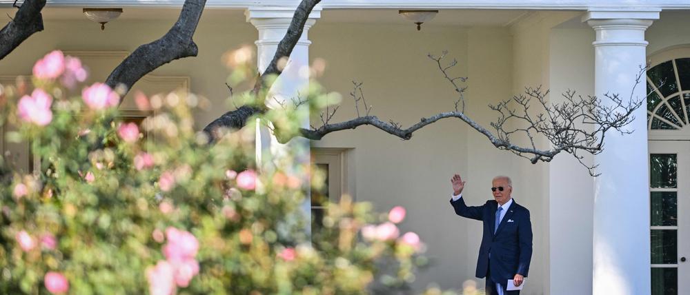 US-Präsident Joe Biden geht durch den Rosengarten in Richtung Oval Office, bevor er die Nationalen Thanksgiving-Truthähne Peach und Blosson während einer Veranstaltung auf dem South Lawn des Weißen Hauses in Washington, DC, am 25. November 2024 begnadigt.