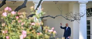 US-Präsident Joe Biden geht durch den Rosengarten in Richtung Oval Office, bevor er die Nationalen Thanksgiving-Truthähne Peach und Blosson während einer Veranstaltung auf dem South Lawn des Weißen Hauses in Washington, DC, am 25. November 2024 begnadigt.