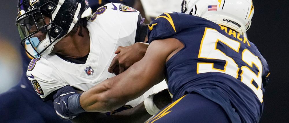 Die Baltimore Ravens um Quarterback Lamar Jackson (l) können nach einem Sieg in Los Angeles mit den Playoffs planen.
