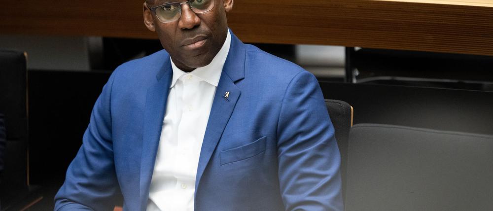 Die Kürzungen seien von der Spitze verabschiedet worden, sagt Kultursenator Joe Chialo (Archivbild). 