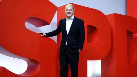 Berlin: Olaf Scholz (SPD), damaliger Bundesminister der Finanzen und SPD-Kanzlerkandidat, steht nach der Jahresklausur des SPD-Vorstands im Willy-Brandt-Haus am Logo seiner Partei.