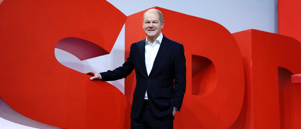 Berlin: Olaf Scholz (SPD), damaliger Bundesminister der Finanzen und SPD-Kanzlerkandidat, steht nach der Jahresklausur des SPD-Vorstands im Willy-Brandt-Haus am Logo seiner Partei.