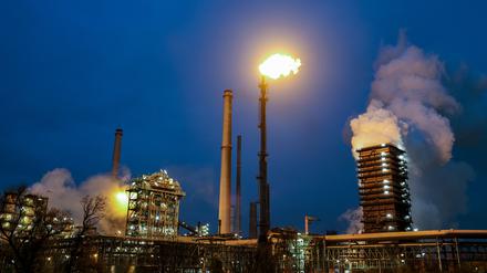 Das Werksgelände von Thyssenkrupp Steel in Duisburg. Eine Deindustrialisierung würde dem Klima eher schaden, sagen Forscher aus Nürnberg.