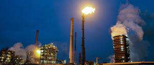 Das Werksgelände von Thyssenkrupp Steel in Duisburg. Eine Deindustrialisierung würde dem Klima eher schaden, sagen Forscher aus Nürnberg.
