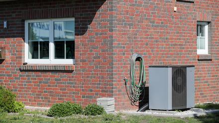Eine Wärmepumpe vor einem Haus – schön sieht das nicht aus. Die Hersteller haben sich aber auch in Sachen Optik ihre Gedanken gemacht.