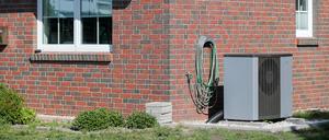Eine Wärmepumpe vor einem Haus – schön sieht das nicht aus. Die Hersteller haben sich aber auch in Sachen Optik ihre Gedanken gemacht.