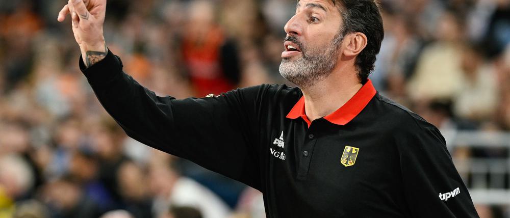 Zufrieden und erleichtert: Basketball-Bundestrainer Álex Mumbrú nach seinem ersten Sieg.