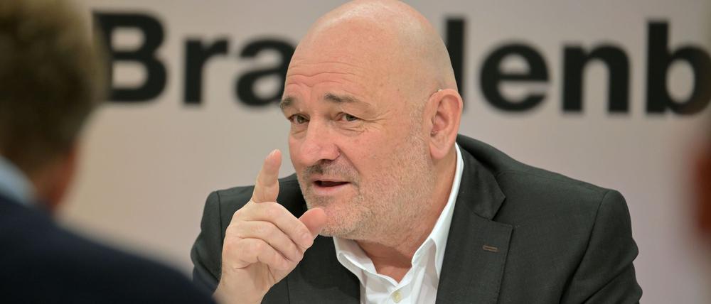 BSW-Fraktionschef Robert Crumbach berät über Kritik aus seiner Fraktion im Zusammenhang mit dem Bundeswehr-Fliegerhorst Holzdorf. (Archivbild)