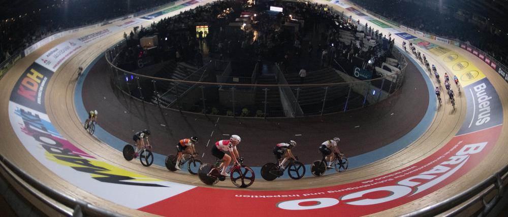 Radsportler fahren auf der Bahn am Eröffnungstag des Sechstagerennens im Velodrom im Januar 2020. 
