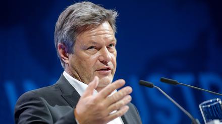 Berlin: Robert Habeck (Bündnis 90/Die Grünen), Bundesminister für Wirtschaft und Klimaschutz, spricht bei der «Industriekonferenz 2024» des Bundeswirtschaftsministeriums zu den Teilnehmern.