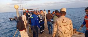 Rettungskräfte warten am Strand von Marsa Alam auf mögliche Überlebende, nachdem ein Touristenboot mit 45 Personen an Bord vor der Küste gesunken ist.