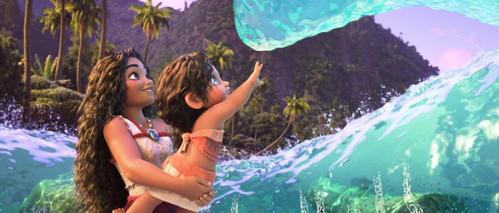Vaiana zeigt ihrer kleinen Schwester Simea, dass das Meer ihr Freund ist.
