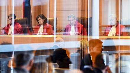 Der Erste Senat nahm die örtlichen Vorgaben für ärztliche Zwangsmaßnahmen unter die Lupe  und sieht Änderungsbedarf. 