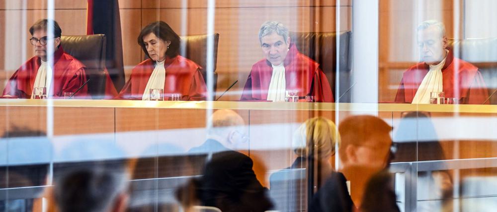 Der Erste Senat nahm die örtlichen Vorgaben für ärztliche Zwangsmaßnahmen unter die Lupe  und sieht Änderungsbedarf. 