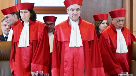 Der Erste Senat des Bundesverfassungsgerichts mit Henning Radtke, Yvonne Ott, Heinrich Amadeus Wolff, Stephan Harbarth, Vorsitzender des Senats und Präsident des Gerichts, Ines Härtel und Josef Christ (v.l.n.r.)