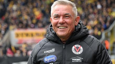 Lässt sich verkabeln: Viktoria Kölns Trainer Olaf Janßen.