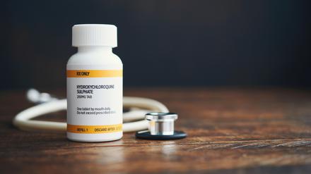 Stethoskop mit verschreibungspflichtigen Medikamenten in Pillenflasche: Hydroxychloroquinphosphat.