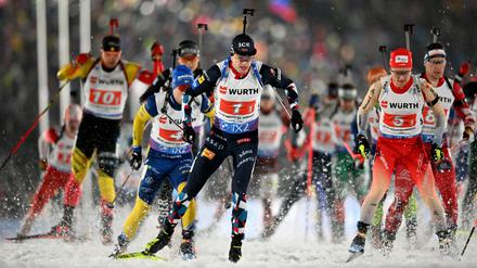 Weltmeisterschaft im Biathlon in Tschechien 2024.  Das Teilnehmerfeld um Tarjei Bö (M) aus Norwegen nach dem Start.